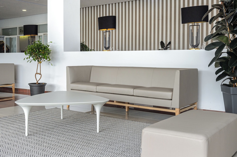 Hotel Vibra Riviera — Hotel building in San Antonio, Balearic Islands