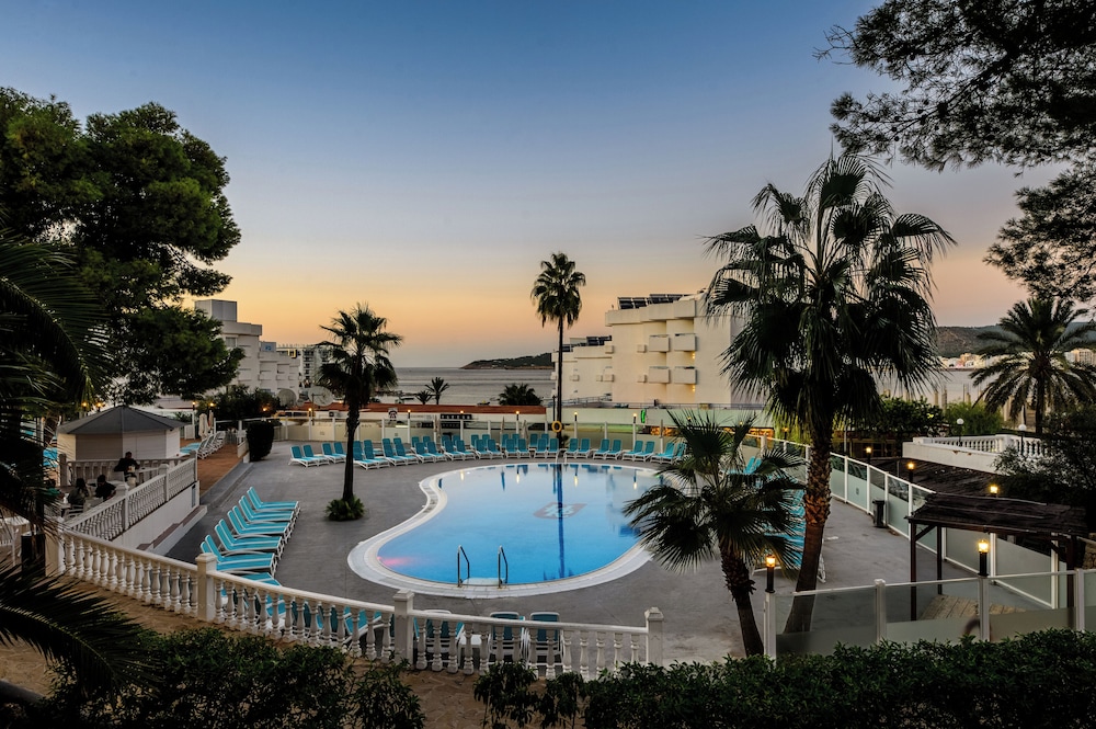Hotel Vibra Riviera — Swimming pool in San Antonio, Balearic Islands
