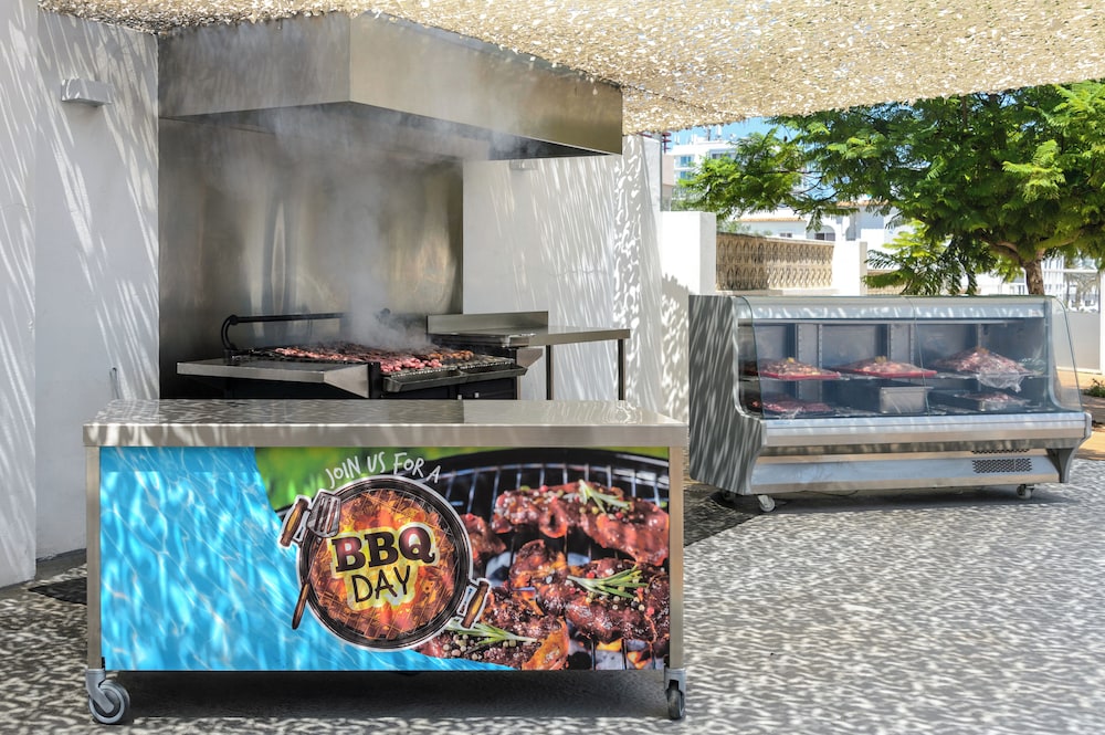 Hotel Vibra Riviera — Restaurant & bars in San Antonio, Balearic Islands