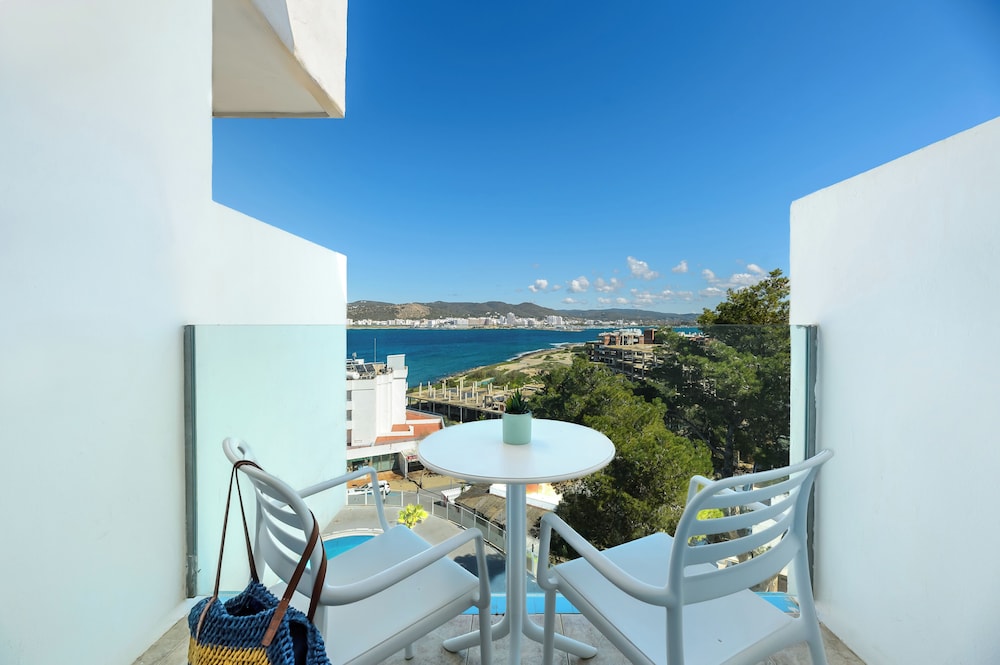Hotel Vibra Riviera — Hotel rooms in San Antonio, Balearic Islands