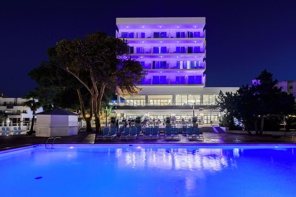 Hotel Vibra Riviera — Hotel building in San Antonio, Balearic Islands