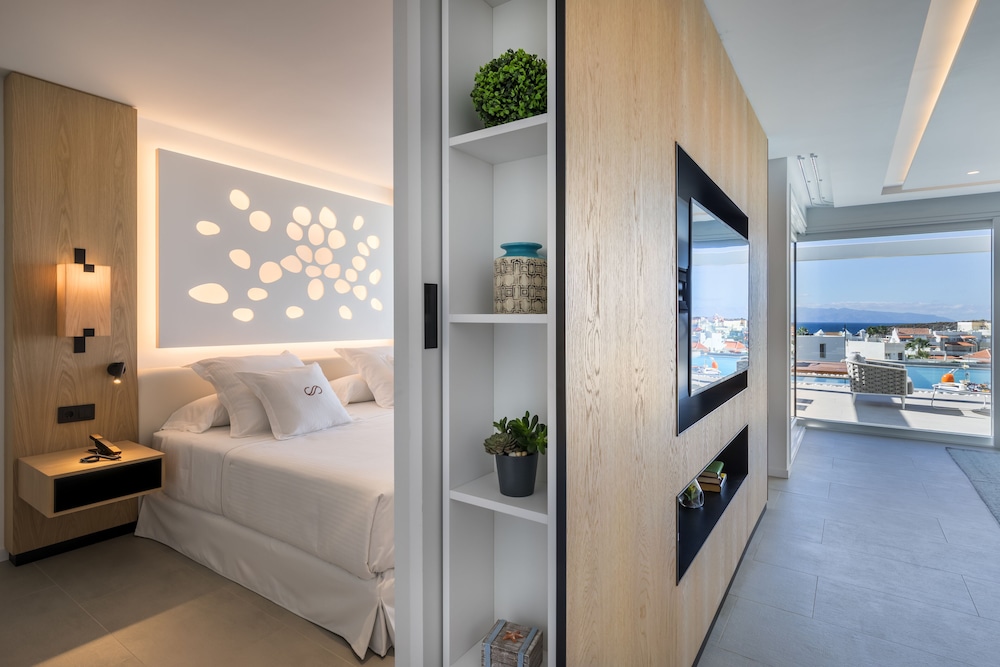 Royal Hideaway Corales Suites, part of Barceló Hotel Group — Rooms in Costa Adeje, Canary Islands