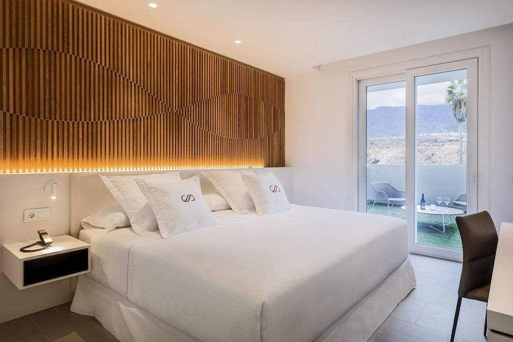 Royal Hideaway Corales Suites, part of Barceló Hotel Group — Rooms in Costa Adeje, Canary Islands