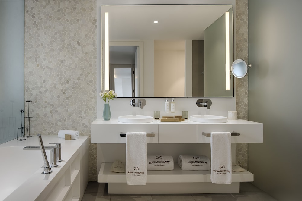 Royal Hideaway Corales Suites, part of Barceló Hotel Group — Rooms in Costa Adeje, Canary Islands