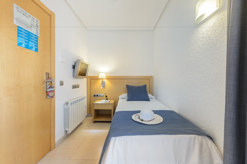 Hotel Vibra San Remo — Hotel rooms in San Antonio, Balearic Islands