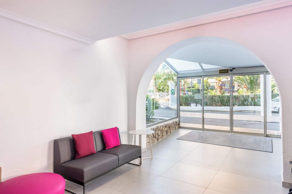 Hotel Vibra San Remo — Hotel building in San Antonio, Balearic Islands