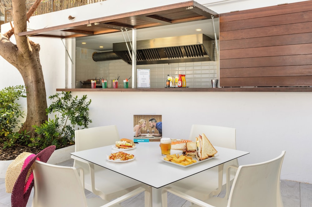 Hotel Vibra San Remo — Restaurant & bars in San Antonio, Balearic Islands