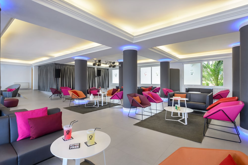 Hotel Vibra San Remo — Restaurant & bars in San Antonio, Balearic Islands