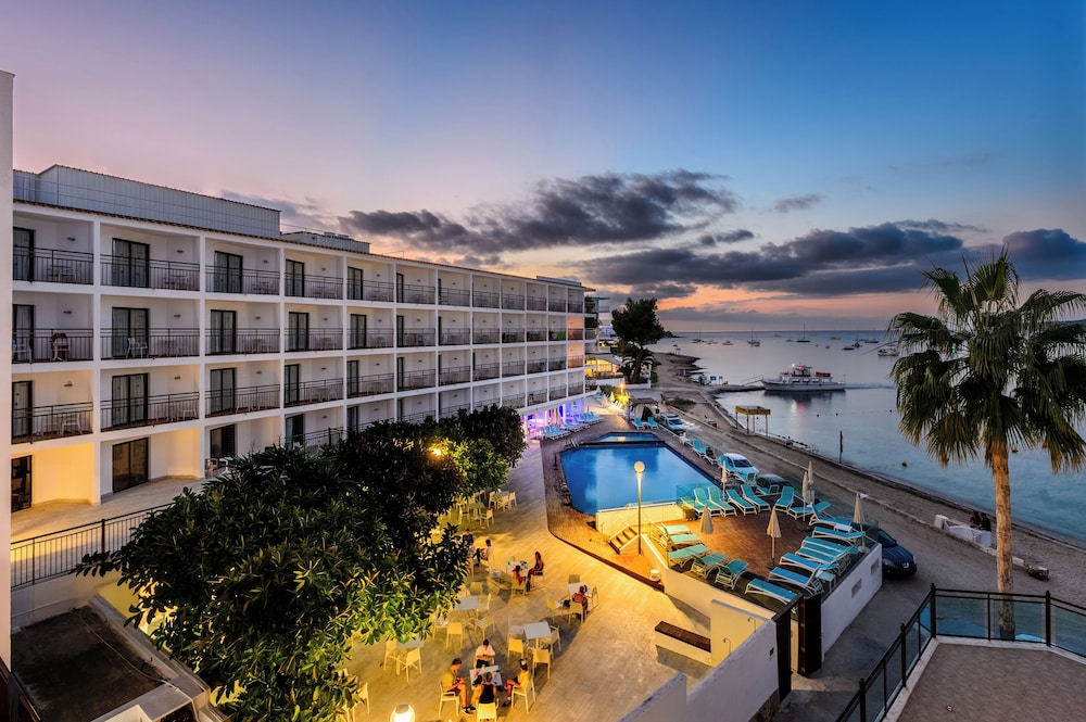 Hotel Vibra San Remo — Swimming pool in San Antonio, Balearic Islands