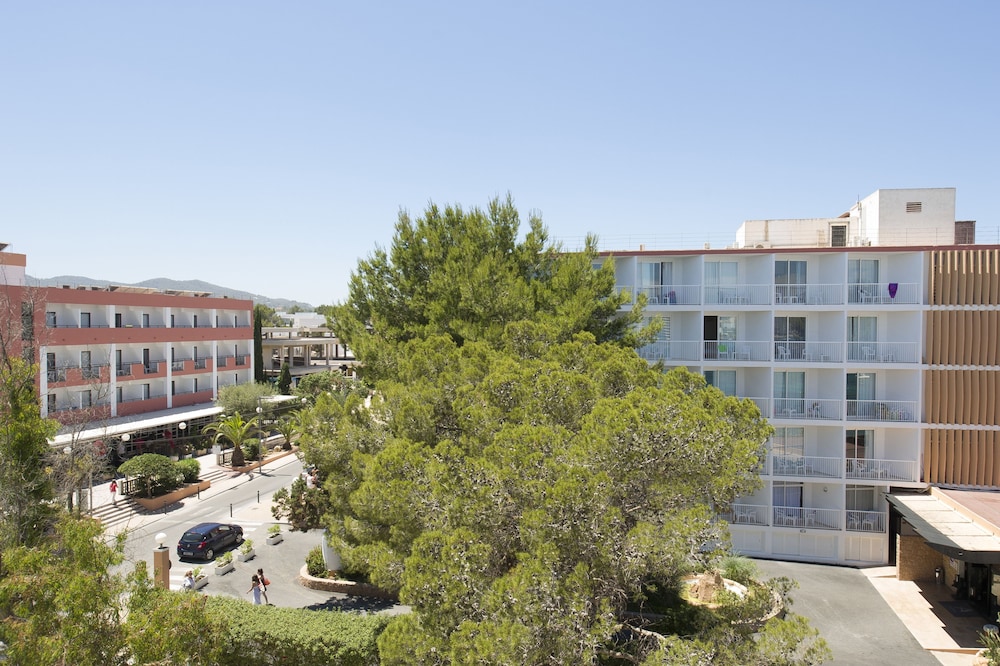 Hotel Vibra San Remo — Hotel building in San Antonio, Balearic Islands