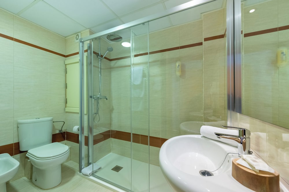 Hotel Vibra San Remo — Hotel rooms in San Antonio, Balearic Islands