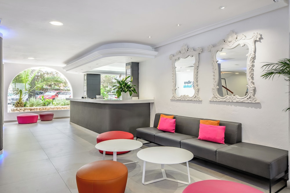 Hotel Vibra San Remo — Hotel building in San Antonio, Balearic Islands