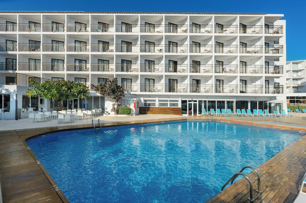 Hotel Vibra San Remo — Swimming pool in San Antonio, Balearic Islands