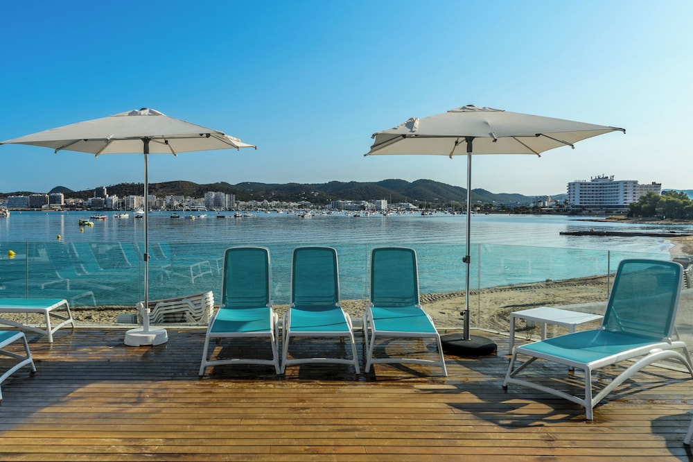 Hotel Vibra San Remo — Beach in San Antonio, Balearic Islands