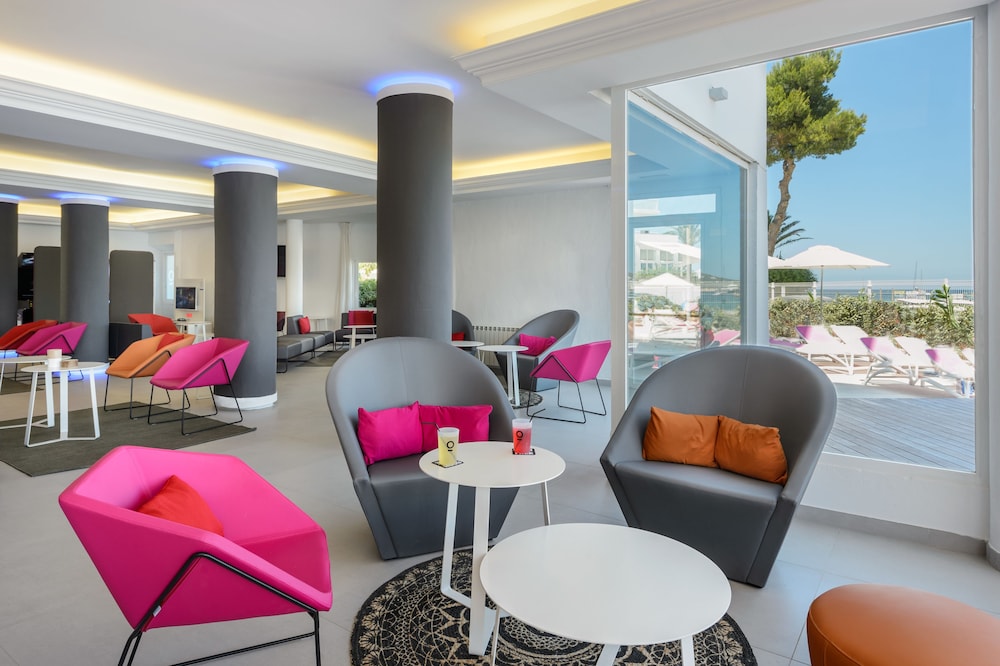 Hotel Vibra San Remo — Restaurant & bars in San Antonio, Balearic Islands