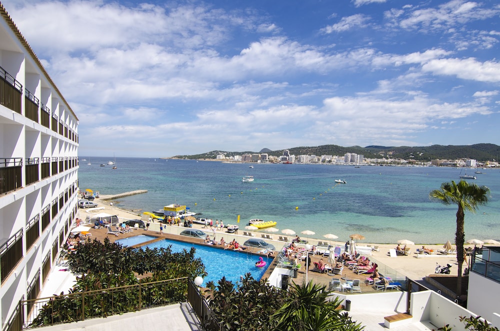 Hotel Vibra San Remo — Beach in San Antonio, Balearic Islands