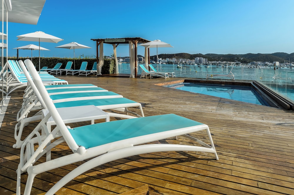 Hotel Vibra San Remo — Swimming pool in San Antonio, Balearic Islands