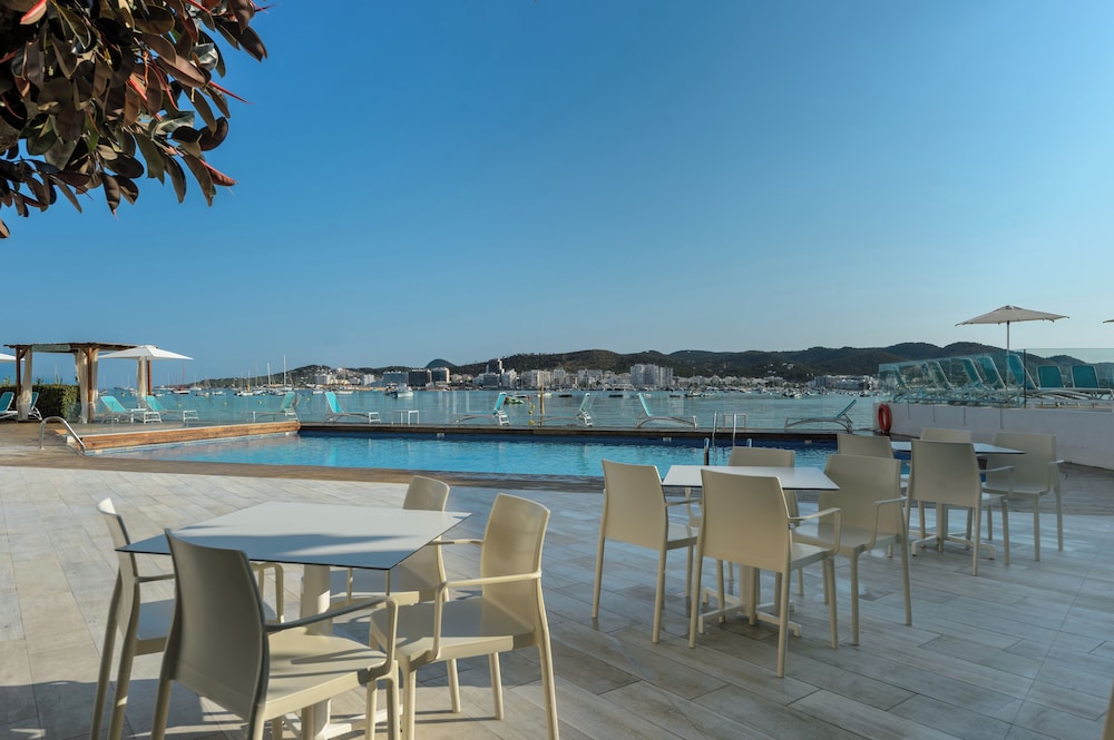 Hotel Vibra San Remo — Swimming pool in San Antonio, Balearic Islands