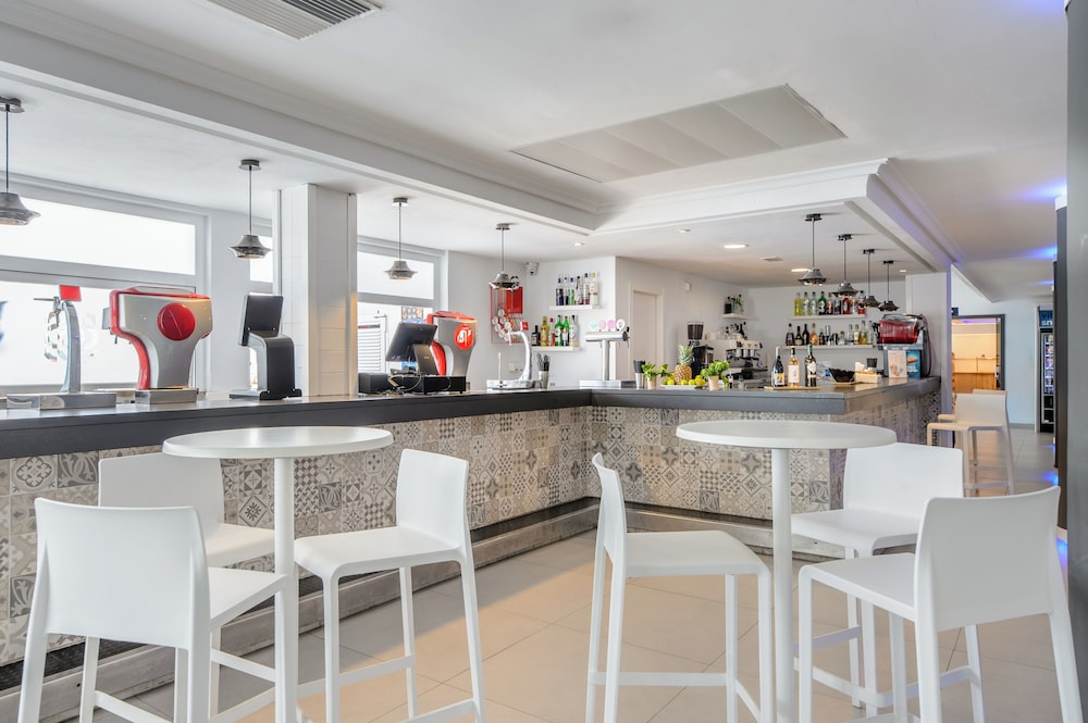 Hotel Vibra San Remo — Restaurant & bars in San Antonio, Balearic Islands
