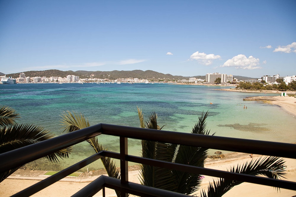 Hotel Vibra San Remo — Beach in San Antonio, Balearic Islands