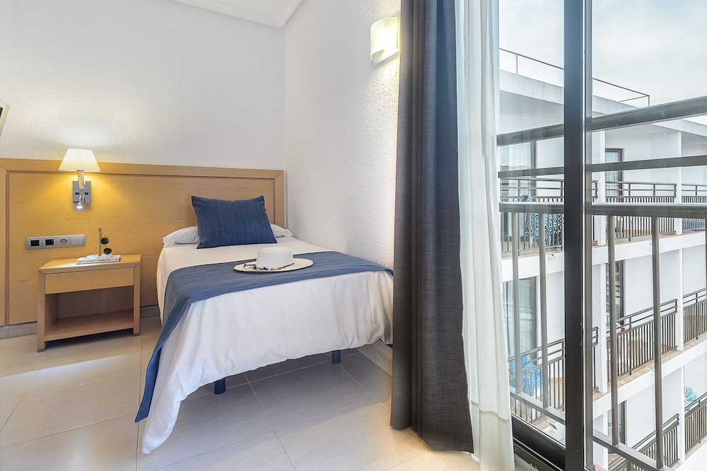 Hotel Vibra San Remo — Hotel rooms in San Antonio, Balearic Islands