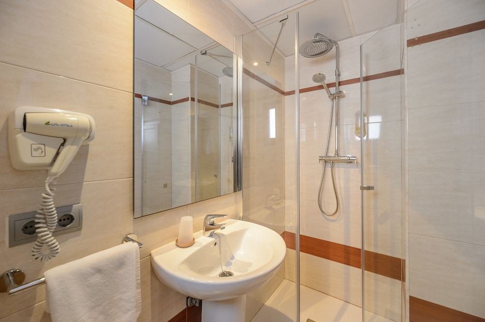Hotel Vibra San Remo — Hotel rooms in San Antonio, Balearic Islands