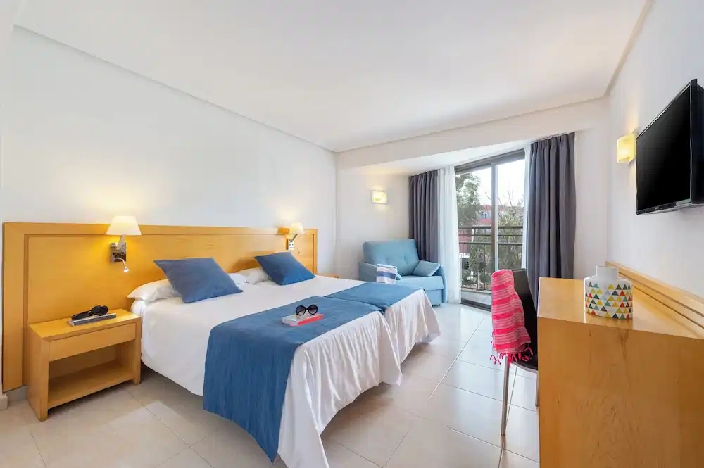 Hotel Vibra San Remo — Hotel rooms in San Antonio, Balearic Islands