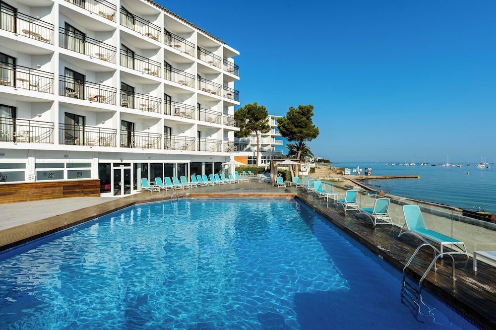 Hotel Vibra San Remo — Swimming pool in San Antonio, Balearic Islands