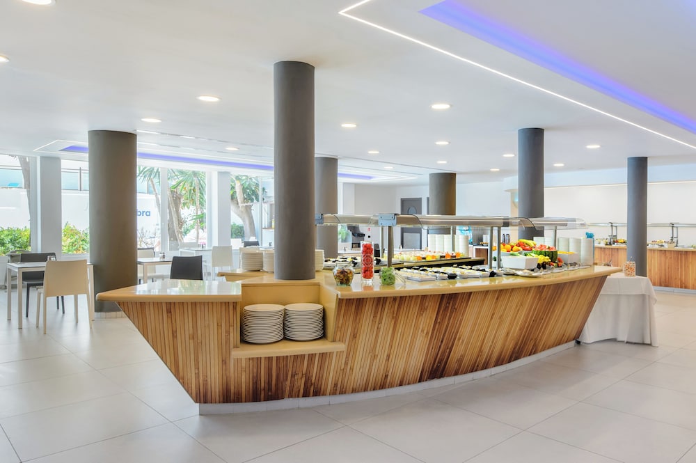 Hotel Vibra San Remo — Restaurant & bars in San Antonio, Balearic Islands