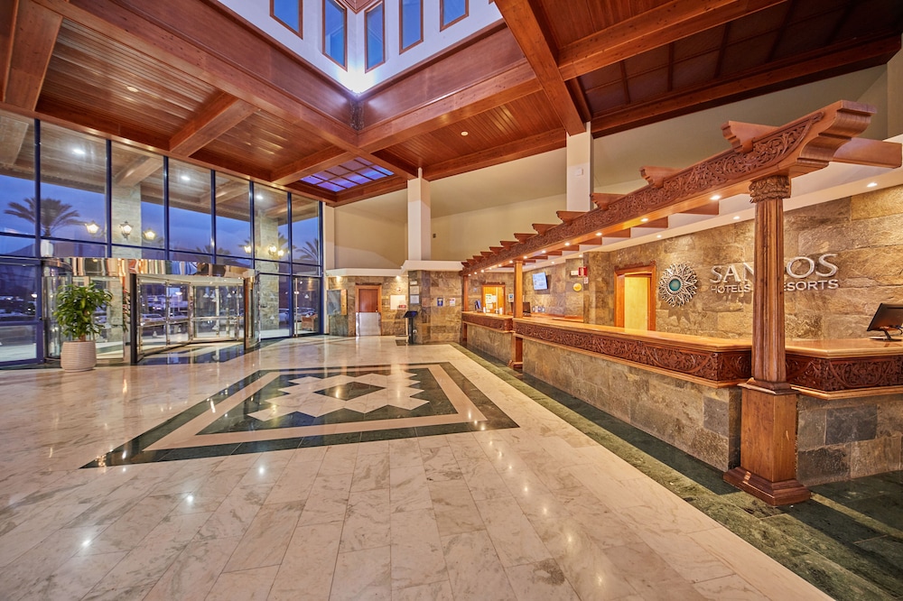 Sandos Papagayo Hotel — Hotel building in Playa Blanca, Canary Islands