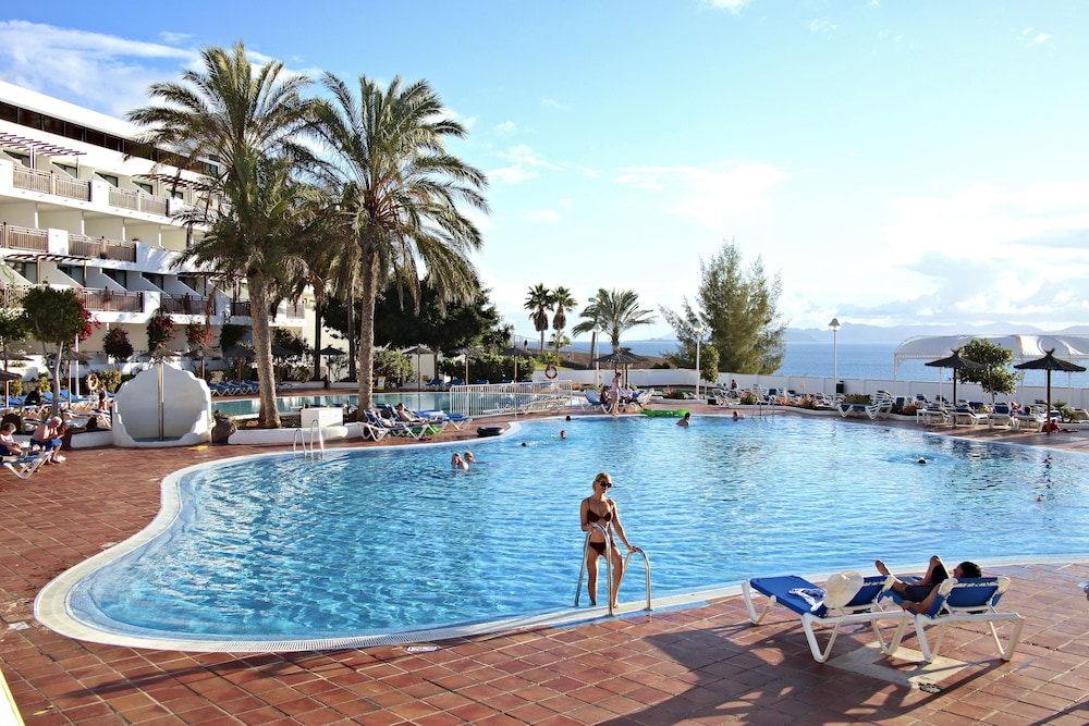 Sandos Papagayo Hotel — Swimming pool in Playa Blanca, Canary Islands
