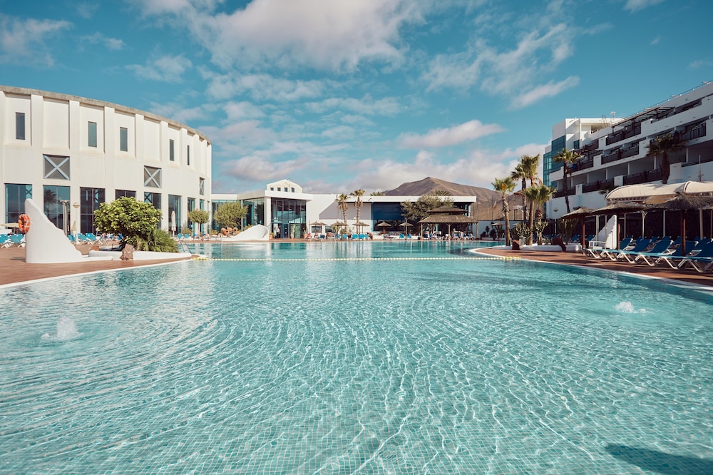 Sandos Papagayo Hotel — Swimming pool in Playa Blanca, Canary Islands