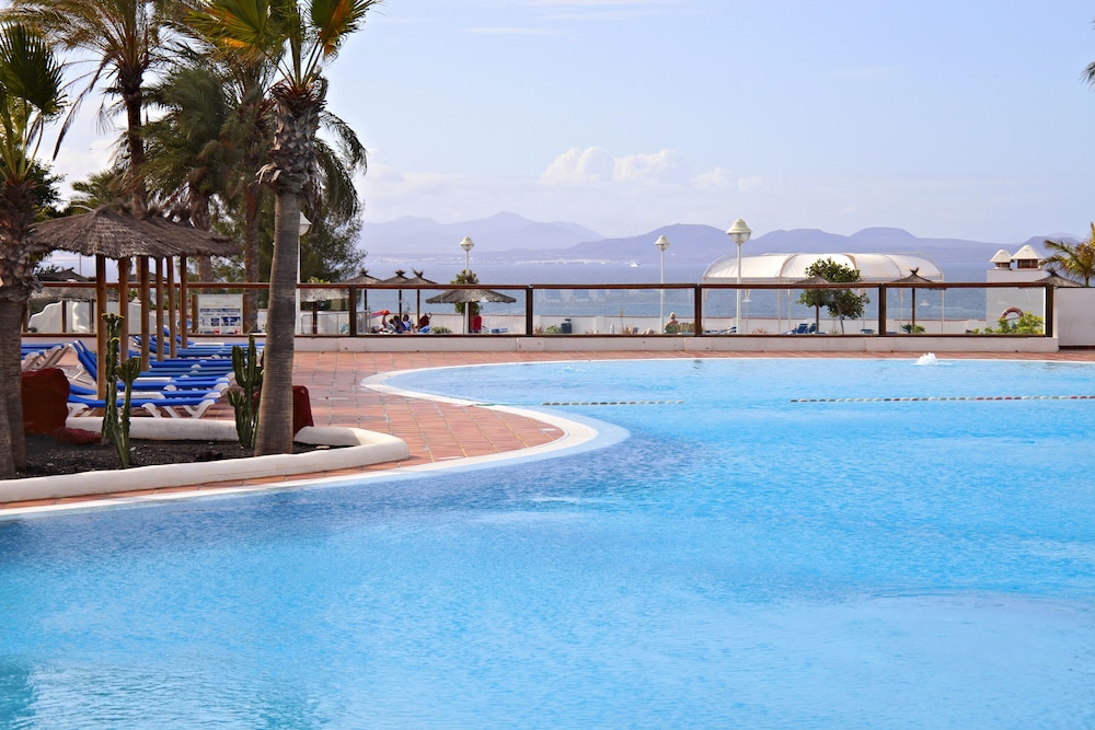 Sandos Papagayo Hotel — Swimming pool in Playa Blanca, Canary Islands