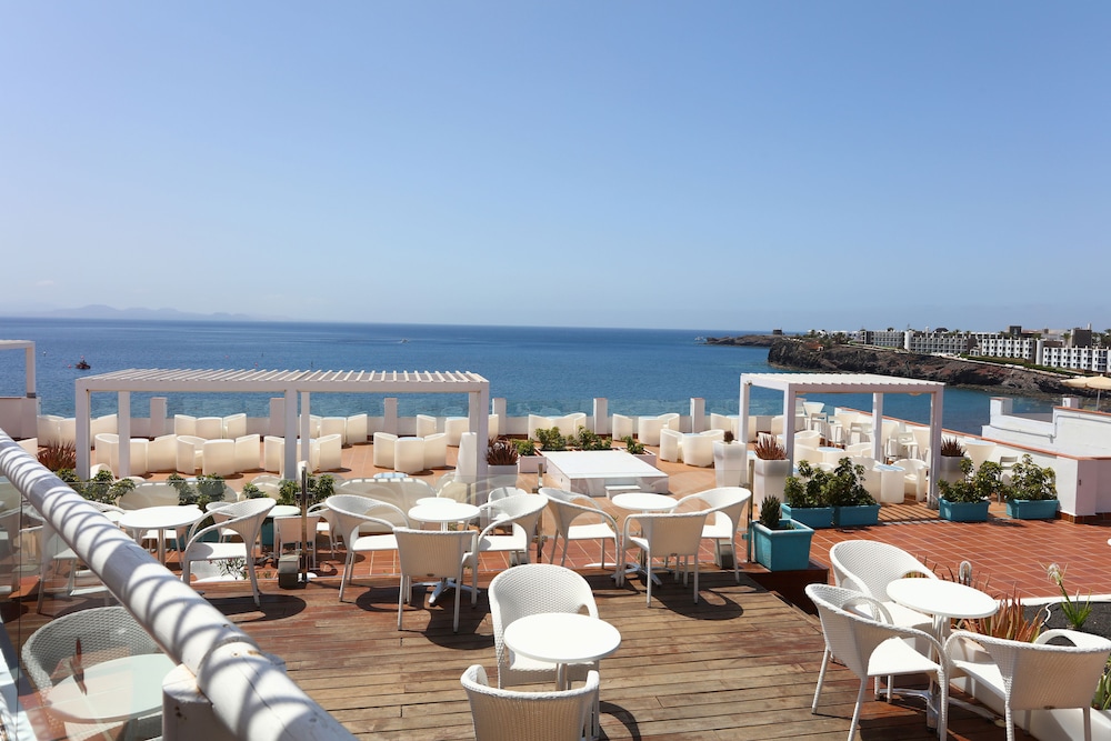 Sandos Papagayo Hotel — Restaurant & bars in Playa Blanca, Canary Islands