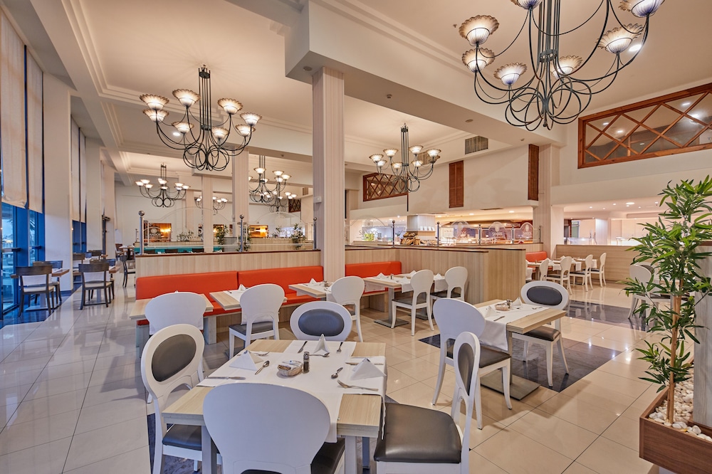 Sandos Papagayo Hotel — Restaurant & bars in Playa Blanca, Canary Islands