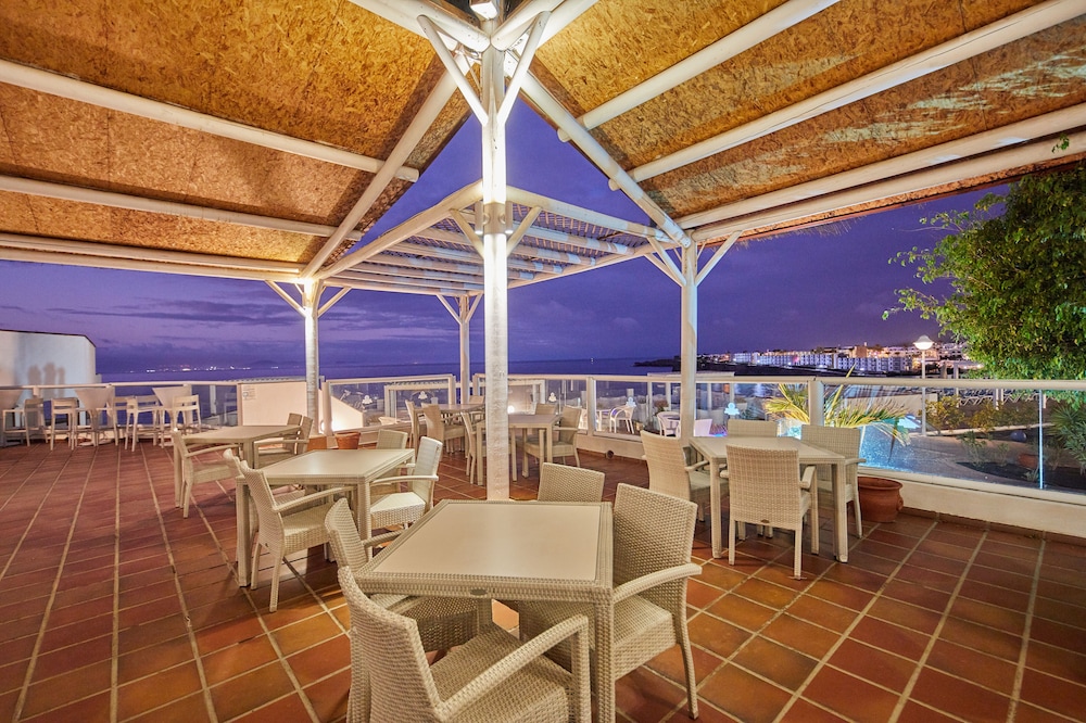 Sandos Papagayo Hotel — Restaurant & bars in Playa Blanca, Canary Islands