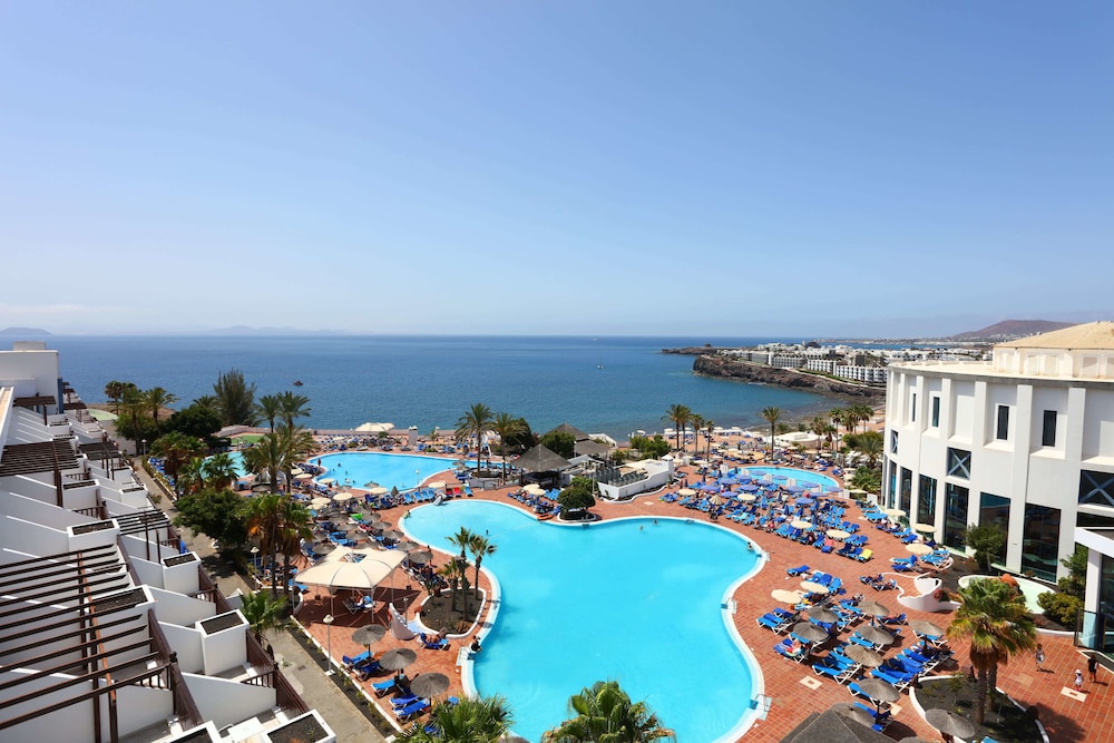 Sandos Papagayo Hotel — Swimming pool in Playa Blanca, Canary Islands