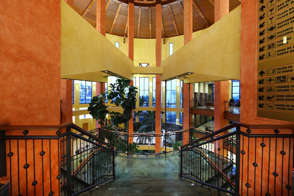 Sandos Papagayo Hotel — Hotel building in Playa Blanca, Canary Islands