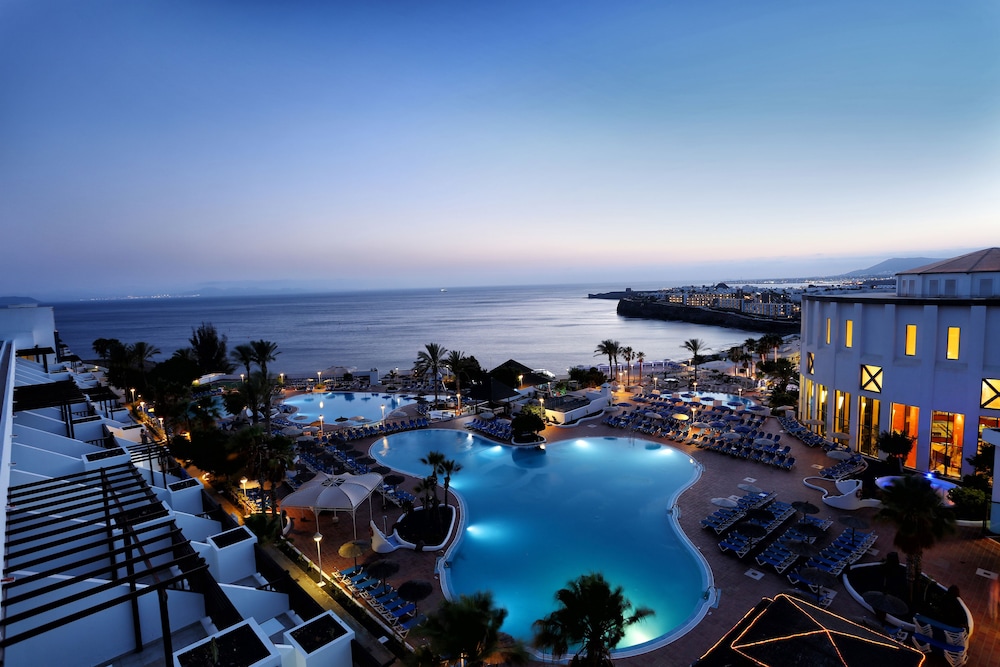Sandos Papagayo Hotel — Swimming pool in Playa Blanca, Canary Islands