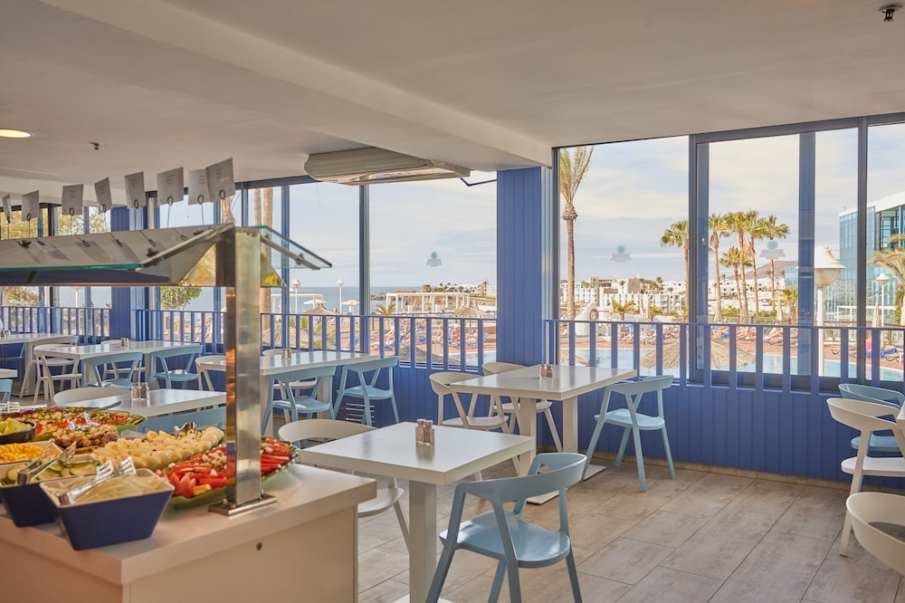 Sandos Papagayo Hotel — Restaurant & bars in Playa Blanca, Canary Islands