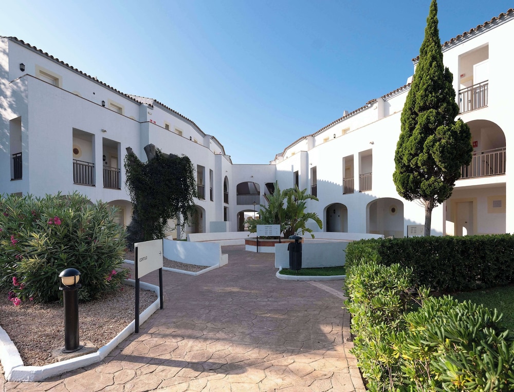 Sol Falcó Menorca — Hotel building in Cala'n Bosch, Balearic Islands