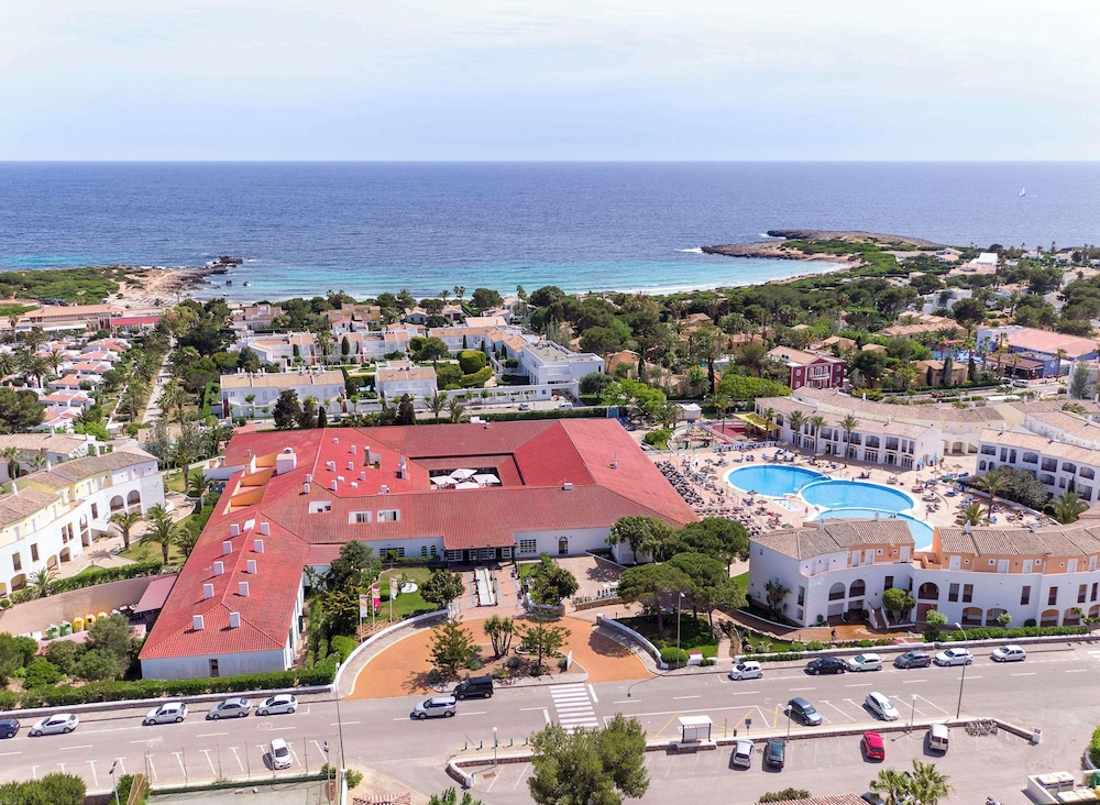 Sol Falcó Menorca — Hotel building in Cala'n Bosch, Balearic Islands