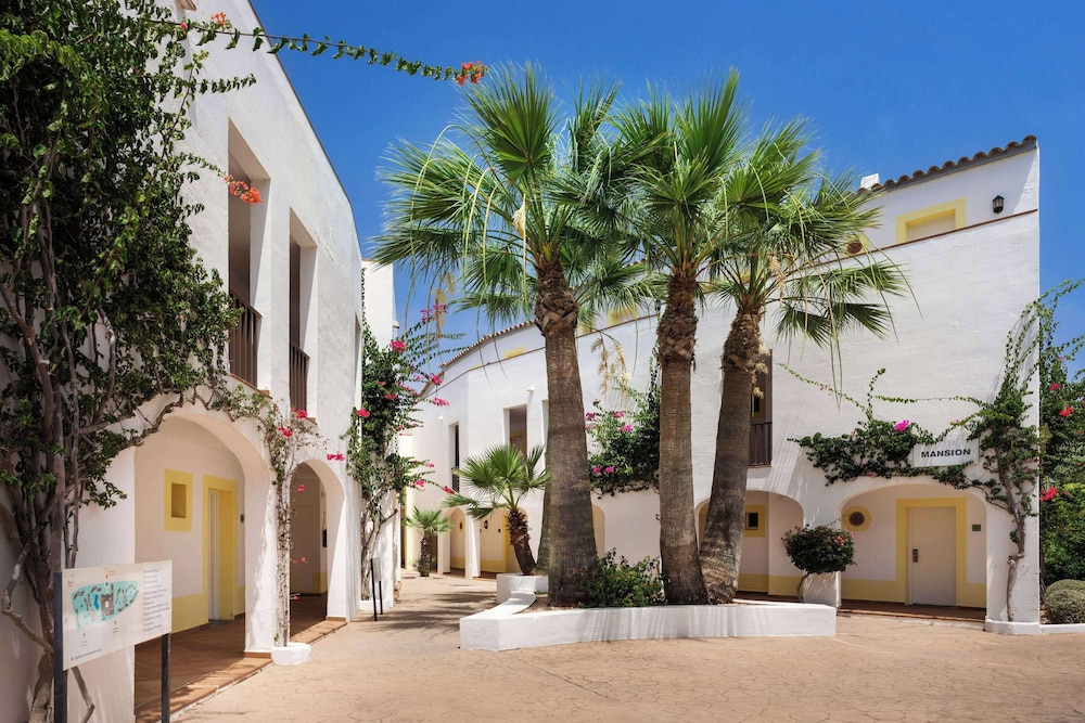 Sol Falcó Menorca — Hotel building in Cala'n Bosch, Balearic Islands