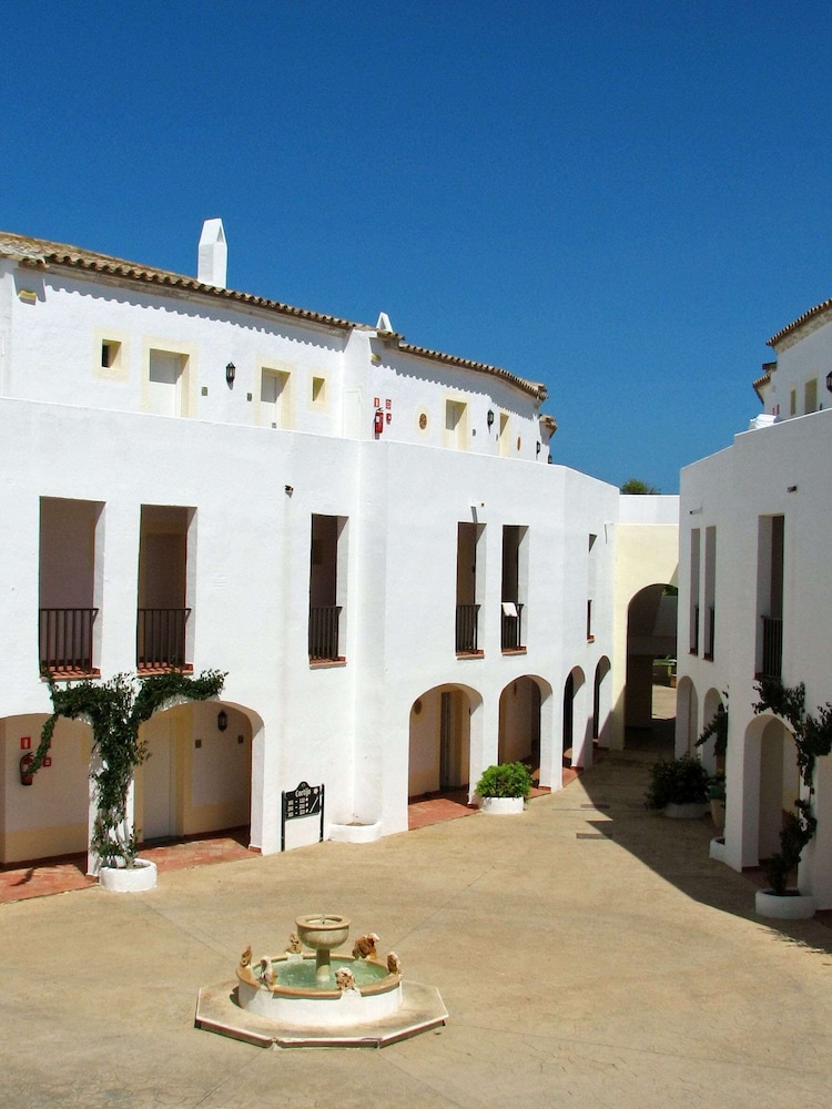 Sol Falcó Menorca — Hotel building in Cala'n Bosch, Balearic Islands