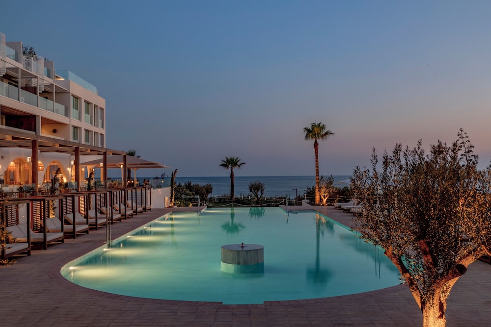 Villa Le Blanc, a Gran Meliá Hotel - The Leading Hotels of the World — Swimming pool in Santo Tomas, Balearic Islands