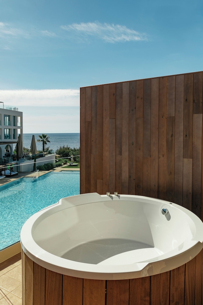Villa Le Blanc, a Gran Meliá Hotel - The Leading Hotels of the World — Swimming pool in Santo Tomas, Balearic Islands
