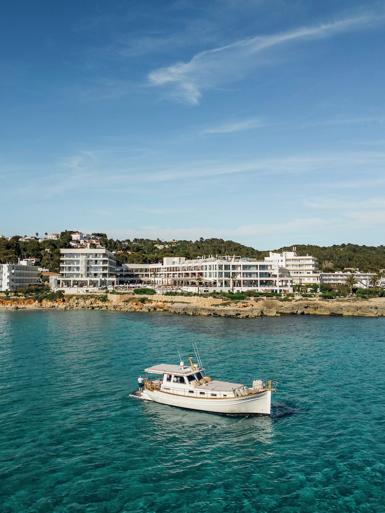 Villa Le Blanc, a Gran Meliá Hotel - The Leading Hotels of the World — Hotel building in Santo Tomas, Balearic Islands