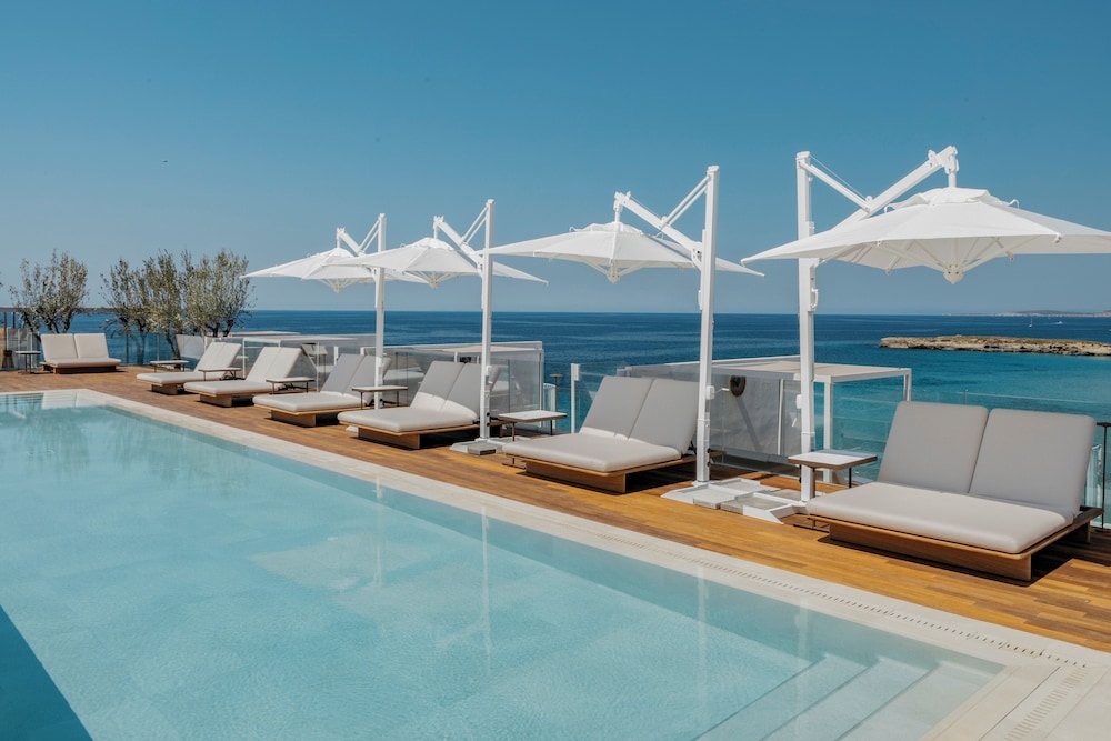 Villa Le Blanc, a Gran Meliá Hotel - The Leading Hotels of the World — Swimming pool in Santo Tomas, Balearic Islands