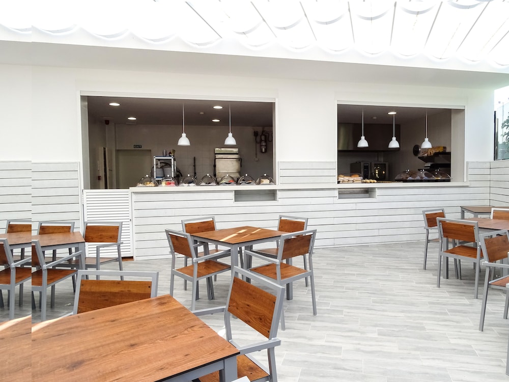 Sol Palmanova Mallorca — Restaurant & bars in Palma Nova, Balearic Islands