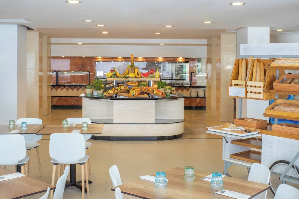 Sol Palmanova Mallorca — Restaurant & bars in Palma Nova, Balearic Islands